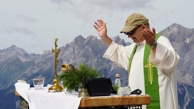 Feuerwehrkurat und Pfarrer Martin Komarek bei der Gipfelmesse. | Foto: Feuerwehr Landeck