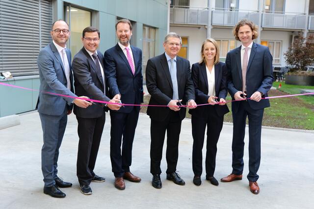 Von links nach rechts sind Michael Jani (Pflegedirektor), Herbert Volkmann (kaufmännischer Direktor), Manfred Greher (ärztlicher Direktor), Christian Deutsch (Gemeinderat der SPÖ), zukünftige Geschäftsführerin Elvira Czech und jetziger Geschäftsführer David Pötz zu sehen. | Foto: Max Spitzauer/RMW
