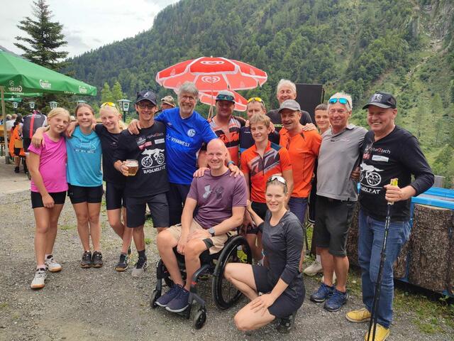 Raymond Hueber mit seinen Freunden aus Weißbriach und Berg im Drautal mit Michi Kurz (vierter von links) und Radlwolf (rechts) | Foto: Karin Franz