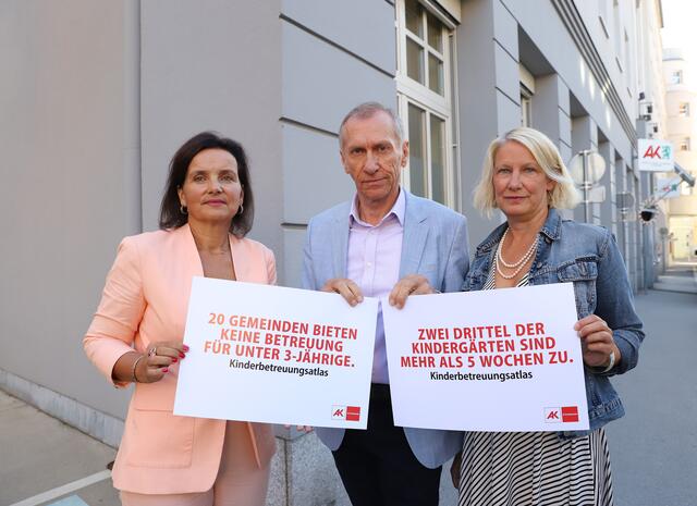 Präsentierten den 10. Kinderbetreuungsatlas: AK-Präsident Josef Pesserl, AK-Frauenreferatsleiterin Bernadette Pöcheim (l.) und Cordula Schlamadinger, Leiterin der Kinderdrehscheibe. | Foto: AK Stmk/Buchsteiner