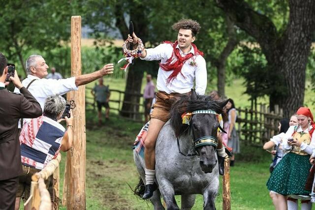 Aus den Händen von Helmut Siedler erhielt Michael „Mike“ Brenndörfer das Kranzl. | Foto: Privat