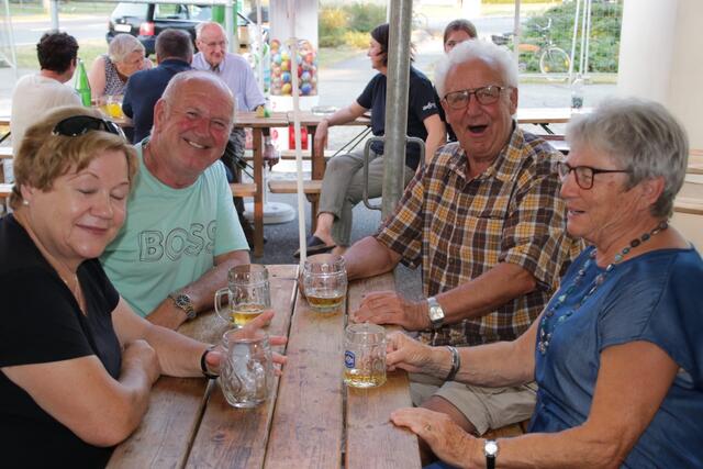 Beste Stimmung an den Tischen. Die Geselligkeit gehört zum Fetzenmarkt mit Frühschoppen natürlich auch dazu.  | Foto: FF Eichfeld