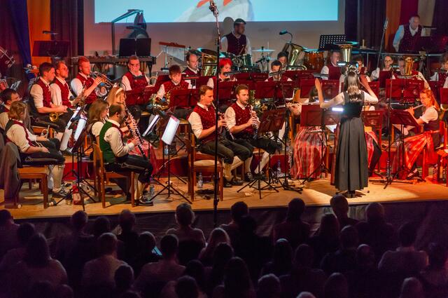 Die Musiker der Jugendmusikkapelle Millstätterberg musizieren seit über 30 Jahren gemeinsam, Kapellmeisterin ist Stefanie Glabischnig.  | Foto: Esther Vraga