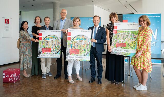 Beim Pressegespräch (v.l.): Eva Dinnewitzer (GF SPIRK + Partner Ingenieur GmbH), Marion Gruber (Architekturbüro PLOV), Reinhard Groß und Tobias Fusban (SIG), Stadträtin Anna Schiester, Vizebürgermeister Bernhard Auinger, Jutta Kodat (AL MA2/02), Claudia Kleinbauer (KiGa Lehen II) | Foto: Stadt Salzburg /Alexander Killer