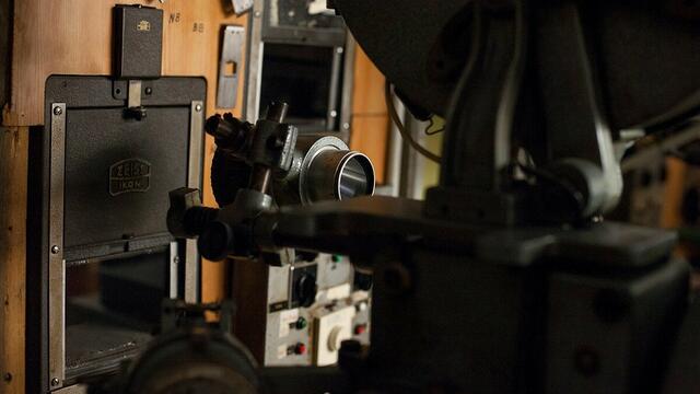 Der 35mm Filmprojektor des Hauses wurde renoviert und wird am 29. September eingeweiht.  | Foto: Breitenseer Lichtspiele