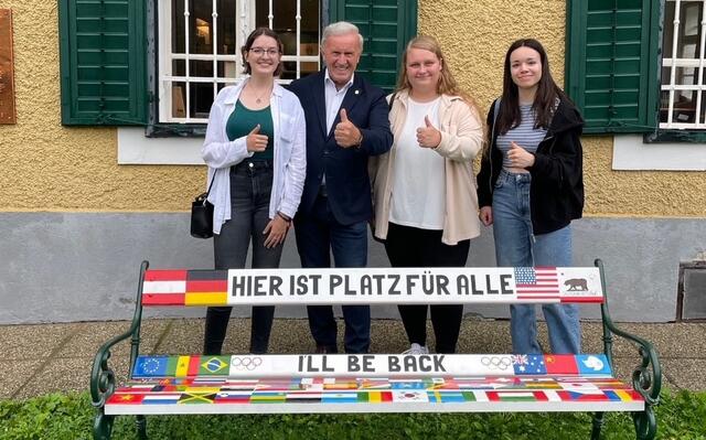 "Hier ist Platz für alle": Peter Urdl begrüßte die Schülerinnen und nahm die "Flaggenbank" entgegen. Sie ist nun Teil des Museums in Thal und jede und jeder ist eingeladen, vorbeizukommen und ein Zeichen für die Vielfalt zu setzen. | Foto: Peter Urdl/Privat