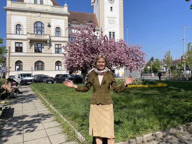 Silke Kobald vor dem Amtshaus im vergangenen Jahr.  | Foto: Kautzky