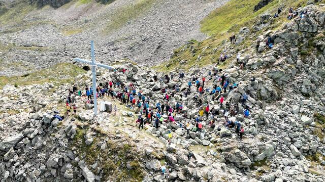 Über 180 Menschen versammelten sich auf dem Thial um gemeinsam die Gipfelmesse und Einweihung zu feiern. | Foto: Feuerwehr Landeck