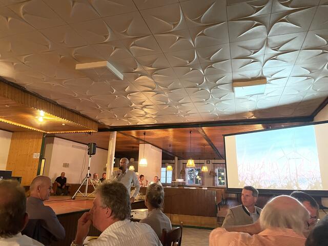 Projektmanager Martin Krill beantwortete beim Infoabend im Gasthaus Sengstbratl in St. Georgen am Walde viele Fragen aus der Bevölkerung.