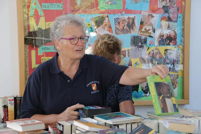 Darf es ein Klassiker sein? Auch Bücher werden Jahr für Jahr angeboten.  | Foto: FF Eichfeld