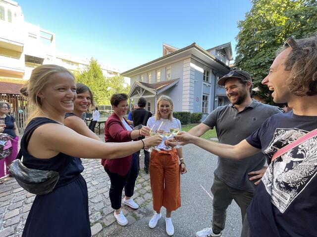 Gemeinsam mit Stadträtin Elisabeth Mayr (3.v.r) wird auf das neue Büro (alkoholfrei) angestoßen. | Foto: Lisa Kropiunig