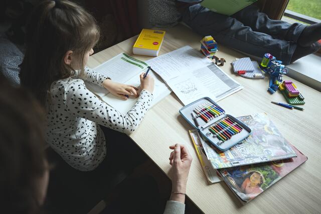 Schulsachen sind teuer und für viele Familien stellen die Anschaffungen für den Schulalltag finanzielle Herausforderungen dar.  | Foto: Gerhard Berger