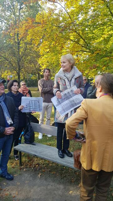 Bezirksvorsteherin Kobald (ÖVP) setzte sich für die Interessen der Hietzingerinnen und Hietzinger ein, wie hier beim Protest gegen das Großbauprojekt im Napoleonwald. | Foto: BV Hietzing