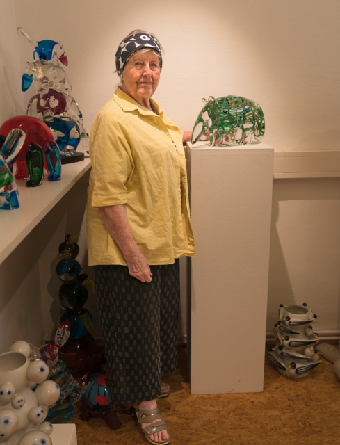 Rosemarie Benedikt neben ihrem berühmten "Nasenbär" - eine fiktive Tierfigur aus Murano-Glas in ihrem Schauraum in Wien Wieden. | Foto: Martin Baumgartner