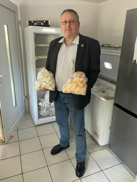 Marktamtsdirektor Andreas Kutheil präsentiert den Fund.  | Foto: Marktamt