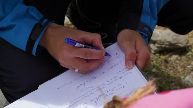 Die Gäste hatten die Gelegenheit, sich in das neue Gipfelbuch einzutragen.  | Foto: Feuerwehr Landeck