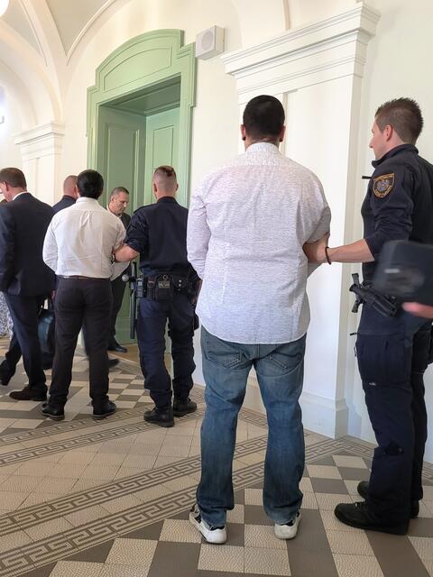 Die falschen Polizisten vor der Verhandlung | Foto: Probst