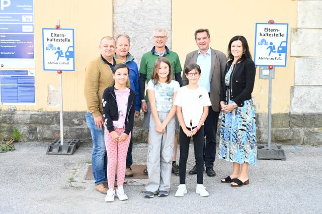 Sicherheitsgemeinderat Heinz Dötzl, Bauhofleiter Anton Pichler, Verkehrsstadtrat Eriche Leonhartsberger, Bürgermeister Werner Krammer und Volksschuldirektorin Daniela Wurz mit den Schülerinnen Lejla, Pauline und Ronja | Foto: Stadt Waidhofen