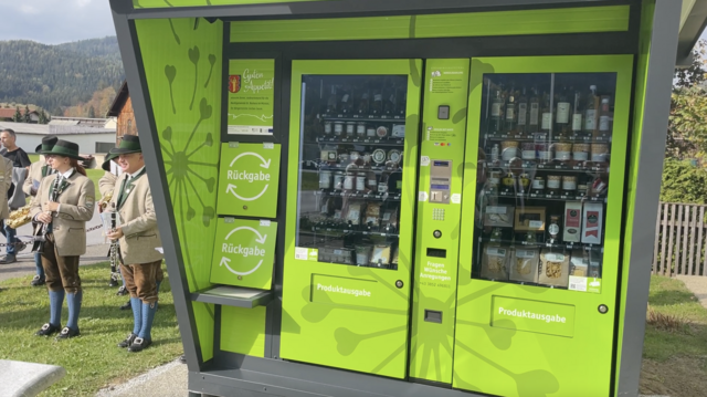 Insgesamt 72 Produkte heimischer Betriebe finden im Speiskammerl Platz. | Foto: Hofbauer