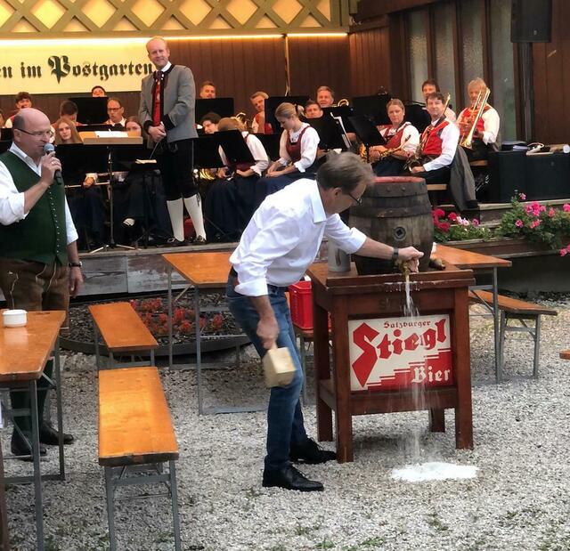 Fassanstich durch Bürgermeister Georg Hochfilzer. | Foto: ARGE Dorffest Waidring