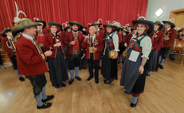 Die Musikkapelle Birgitz gratulierte mit feiner Blasmusik und natürlich auch mit einem Jubiläumsschnapsl.