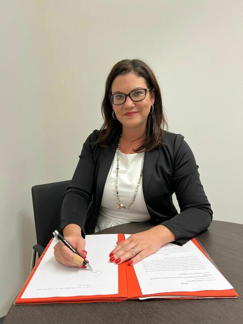 Melanie Erasim beim Unterzeichnen der Parlamentarischen Anfragen an Bundesministerin  Gewessler
 | Foto: SPÖ Farthofer