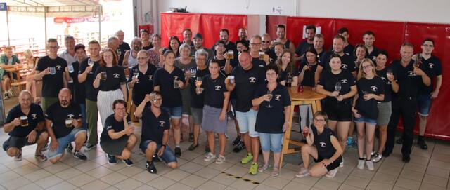 Das obligatorische Gruppenfoto mit der Wehr rund um Franz Rumpler (2.v.r.)  | Foto: FF Eichfeld