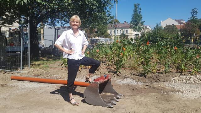 Silke Kobald bei der Neugestaltung des Hans-Moser-Parks. | Foto: BV Hietzing