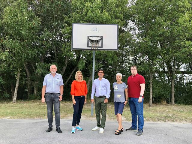 Bürgermeister Christian Gepp und Damen und Herren des Gemeinderates freuten sich über die gelungene Sanierung. | Foto: Stadtgemeinde Korneuburg