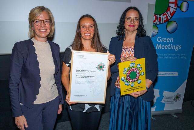 Verleihung des Österreichischen Umweltzeichens an Juliane Bogner von der Bogner Veranstaltungs GesmbH (mitte) von Leonore Gewessler (rechts) und Andrea Mayer (links) | Foto: Weinwurm-Fotografie