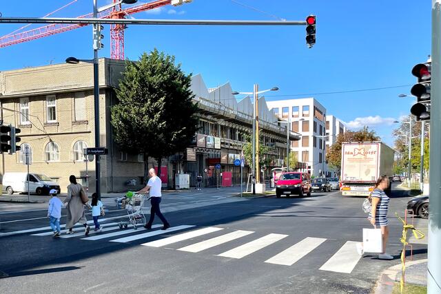 Von der Gastgebgasse führt ein neuer Zebrastreifen über die Breitenfurter Straße.  | Foto: BV23
