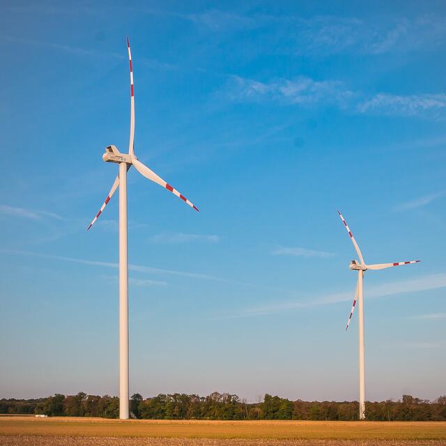 Symbolfoto. Bild einer Anlage, die von den Proportionen so ähnlich ausseht wie das geplante Vestas-Modell im Windpark Königswiesen St. Georgen am Walde. | Foto: PROFES