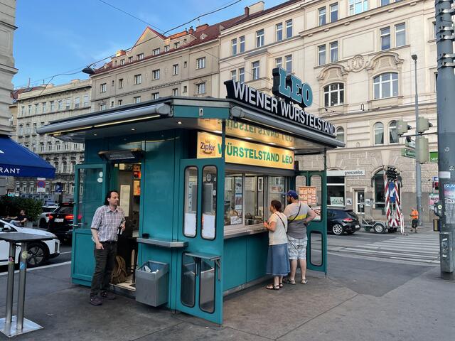 Der Würstelstand "Leo" am Döblinger Gürtel feiert Jubiläum. Dazu bietet er am Donnerstag, 7. September, einen speziellen Preis an. | Foto: Johannes Reiterits