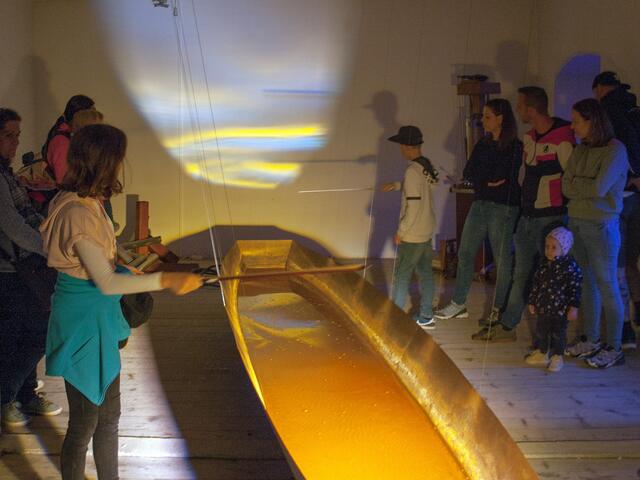 Bild # 8313: Das Klangschiff. Alexander Lauterwasser entwickelte Wasser Klangbilder. Ein auf dünnen Drähten aufgehängtes Metallboot mit Wasserfüllung erzeugt Klangbilder, wenn die Drähte mit einem Geigenbogen bespielt werden. Diese werden durch ein Streiflicht sichtbar an die Wand projiziert.   | Foto: © by Ing. Günter Kramarcsik