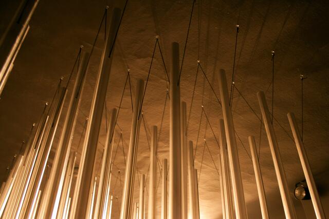 Bild # 8351: Aufhängung der Klangröhren. Eine Art von aufgehängtes Metallophon (Schlaginstrument). | Foto: © by Ing. Günter Kramarcsik