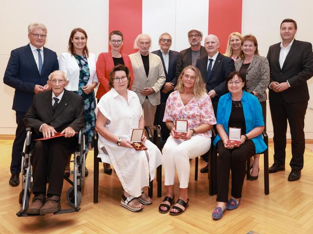 Stehend von links: Bürgermeister Klaus Luger, Vizebürgermeisterin Tina Blöchl, Stadträtin Eva Schobesberger, Günter Zamp Kelp, Friedrich Schwarz, Harald Gebhartl, Michael Rockenschaub, Magistratsdirektorin Ulrike Huemer, Vizebürgermeisterin Karin Hörzing, Stadtrat Michael Raml

Sitzend von links: Hubert Papinski, Ulrike Bernauer-Birner, Regina Pühringer, Cäcilia Innreiter-Moser
  | Foto: Stadt Linz