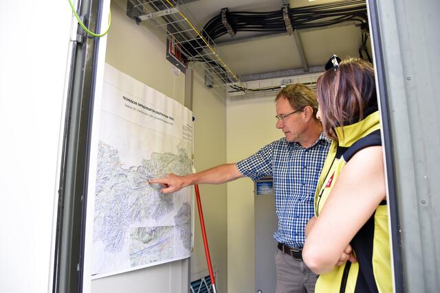 Beim Lokalaugenschein auf der Hinterhornalm im Gemeindegebiet von Gnadenwald konnte sich Sicherheitslandesrätin Astrid Mair einen A-Standort des Tiroler Richtfunknetzes vor Ort ansehen.  | Foto: © Land Tirol/Pölzl