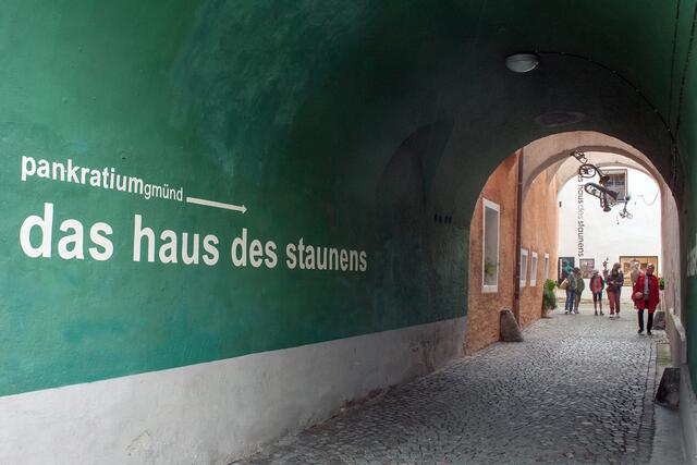 Bild # 8248: Durchgang vom Hauptplatz zum Haus des Staunens | Foto: © by Ing. Günter Kramarcsik