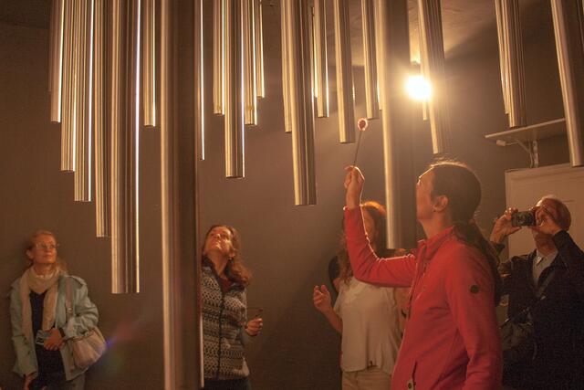 Bild # 8352: auch die Erwachsenen versuchen sich an diesem Schlagspiel. | Foto: © by Ing. Günter Kramarcsik