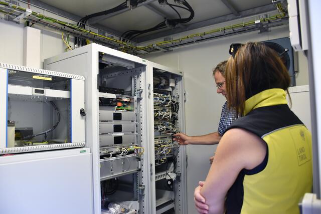 Die A-Standort-Funkbasisstationen verfügen über doppelt ausgeführte Technik: Fällt eine Komponente aus, übernimmt automatisch das Ersatzsystem. | Foto: © Land Tirol/Pölzl