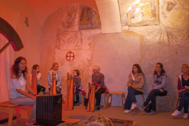 Bild # 8375: In der Klangkapelle können sich die Besucher auf eine neue spielerische Musikerfahrung einlassen. Fern von Leistungszwängen und jenseits von „musikalisch“ und „unmusikalisch“ im gemeinsamen improvisatorischen Musizieren kann man die verschiedensten Oberton- Instrumente kennen lernen und ausprobieren.
 | Foto: © by Ing. Günter Kramarcsik