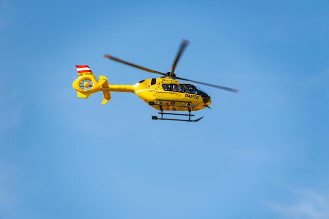 Um einen Zusammenprall zu verhindern, wich der 67-Jährige nach links aus und stürzte gemeinsam mit seiner am Sozius sitzenden 52-jährigen Frau in den Straßengraben (Symbolfoto) | Foto: stock.adobe.com/at/Marktl Robert 