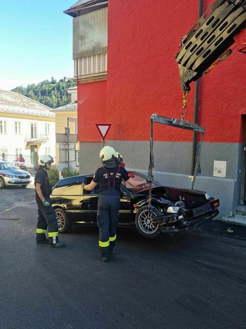 Das verunfallte Fahrzeug wurde von den Ischler Feuerwehrleuten mit dem Kran geborgen. | Foto: ff-badischl.at