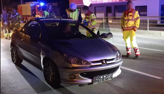 Am Mittwoch kurz vor Mitternacht verursachte eine 22-Jährige einen Verkehrsunfall in Kirchbichl. Die Fahrerin war dabei stark alkoholisiert. | Foto: ZOOM.Tirol