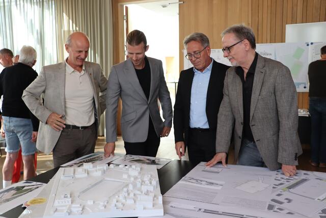 Clemens Waltl ("PRW ARCHITEKTEN Pizzignacco Reich Waltl"), Sportreferent Thomas Krimbacher, Bürgermeister Martin Krumschnabl und Johannes Wieland ("PRW ARCHITEKTEN Pizzignacco Reich Waltl" v.l.) präsentierten im Kufsteiner Bürgersaal das Siegerprojekt. | Foto: Nimpf
