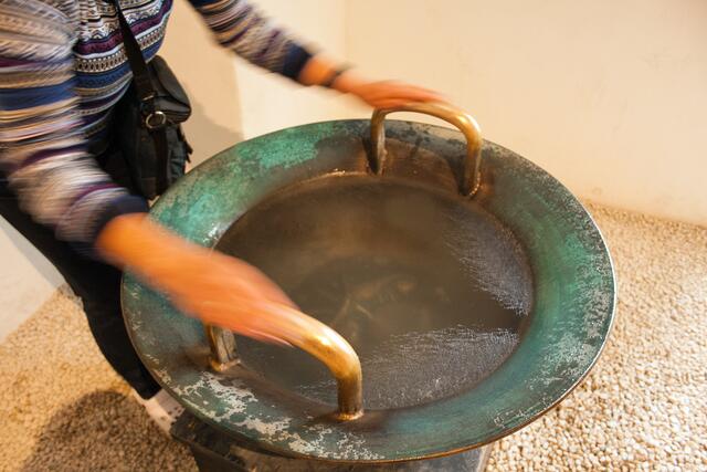 Bild # 8310: auch meine Frau versuchte sich an einer solchen Klangschale. | Foto: © by Ing. Günter Kramarcsik