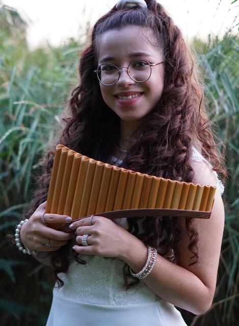 Natasha Raffaella mit ihrer Panflöte. | Foto: zVg