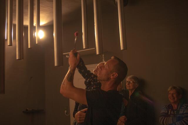 Bild # 8347: selbst die Kleinsten erzeugen mit Hilfe der Erwachsenen entsprechende Töne. | Foto: © by Ing. Günter Kramarcsik