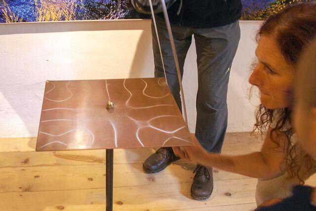 Bild # 8366: eine entstandene Chladnischen Klangfigur durch das reiben der Metallplatte. | Foto: © by Ing. Günter Kramarcsik