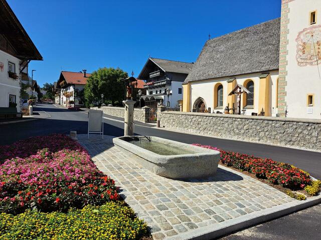 Nebeneffekt: Der prächtige Dorfbrunnen mit der Statue des Hl. Wendelin wurde ebenfalls komplett saniert. | Foto: Gemeinde Mutters